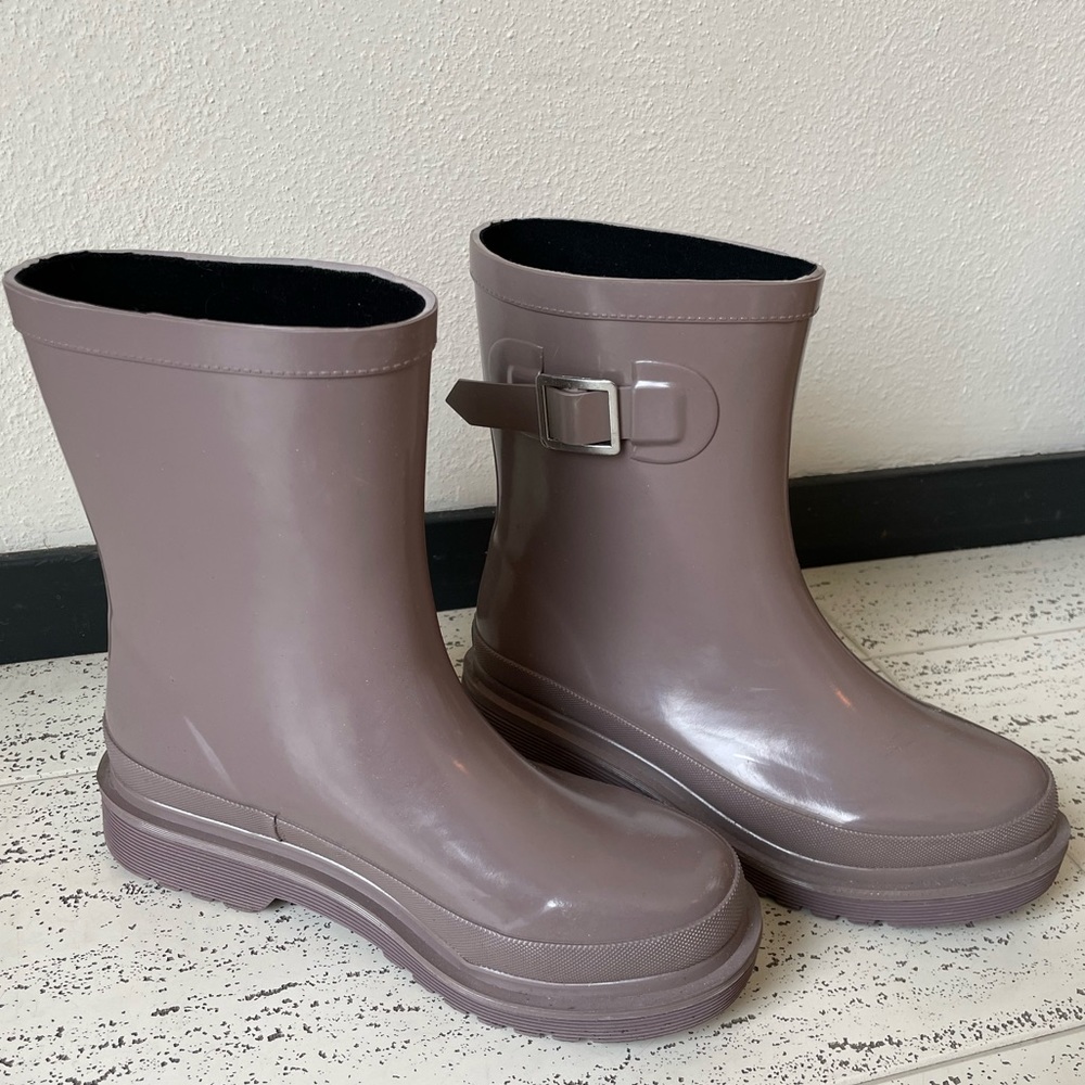Chooka rain boots mauve with box